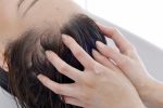 頭皮を温めたりマッサージする頭皮ケアは髪の健康だけではなく、顔のエイジングケアにも繋がります。